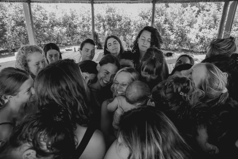 Abrazo grupal al cierre de Integrando tus Voces
